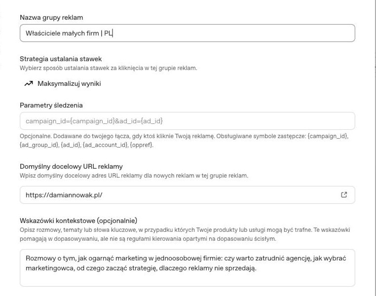 Formularz grupy reklam: strategia ustalania stawek, parametry śledzenia z listą symboli zastępczych, domyślny docelowy URL i pole wskazówek kontekstowych