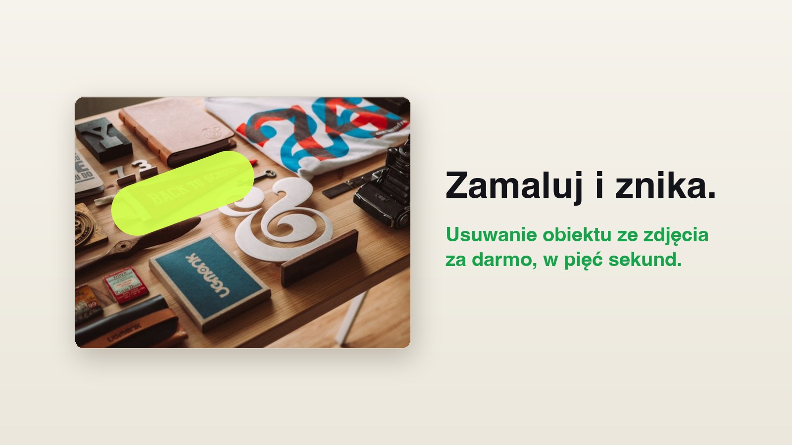 Zdjęcie biurka z proporczykiem zamalowanym jaskrawym pędzlem, obok napis: zamaluj i znika, usuwanie obiektu ze zdjęcia za darmo