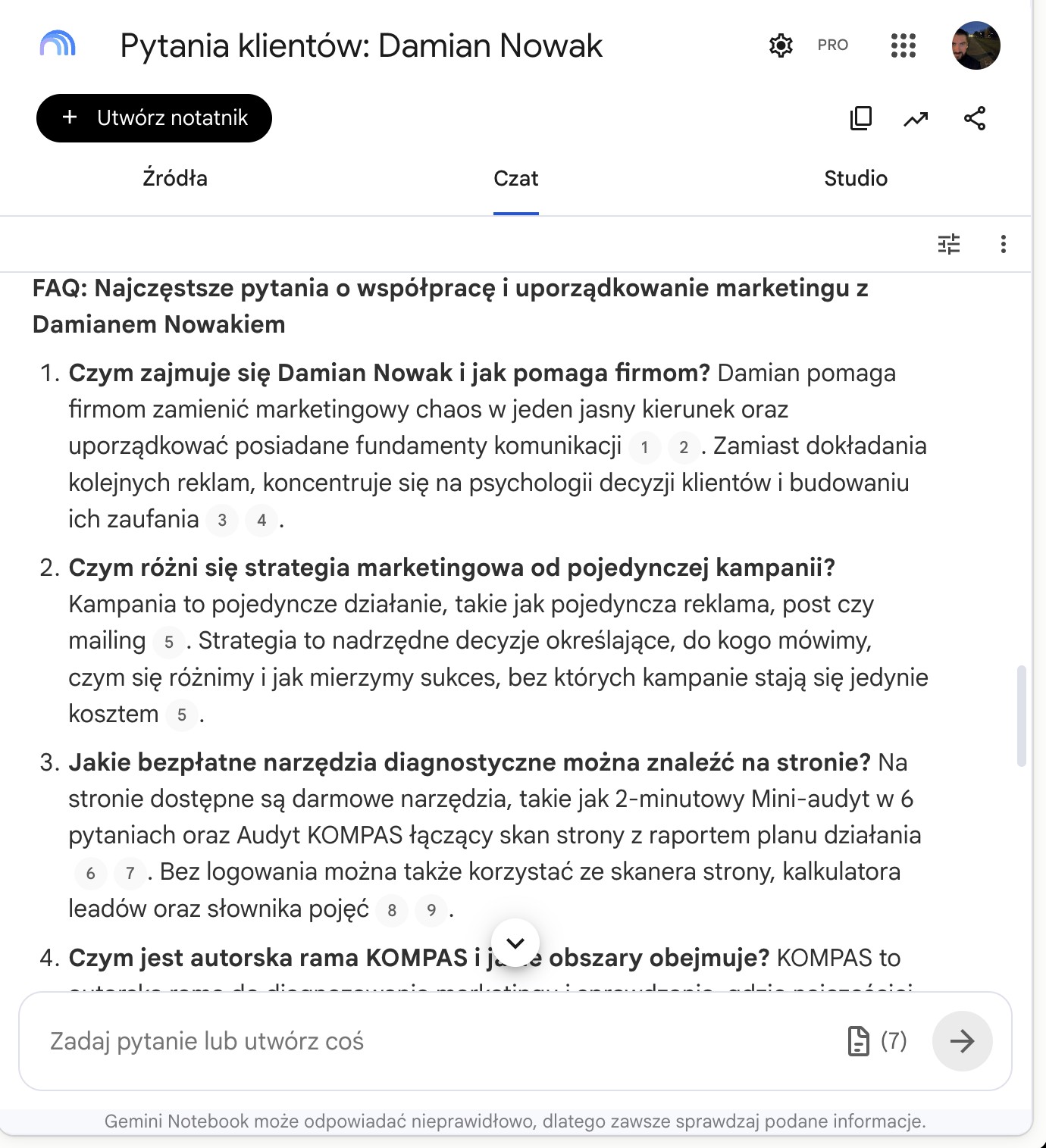 Wygenerowane FAQ: osiem pytań klientów z krótkimi odpowiedziami i numerami źródeł